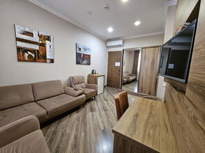 Caja de seguridad en la habitación y tabla de planchar con plancha 