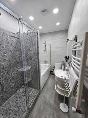 Deluxe Studio Suite | Bathroom | Hair dryer, slippers, towels, soap - Hotel Giorgi (Tbilisi)