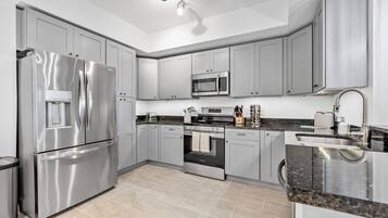 Frigorifero, microonde, forno, piano cottura