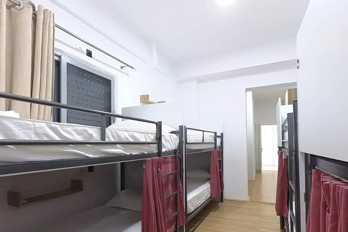 Dormitorio compartido básico, dormitorio mixto | Sistema de insonorización, wifi gratis, ropa de cama