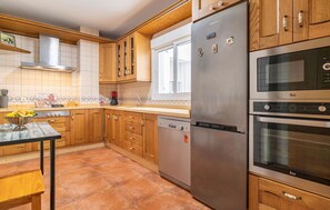 Jääkaappi, uuni, liesi, astianpesukone