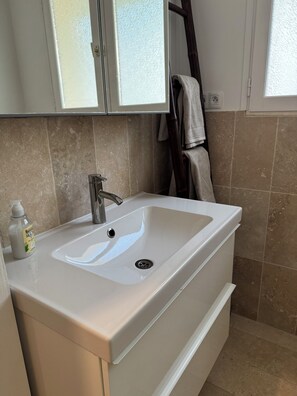 Ducha, toallas, jabón, papel higiénico