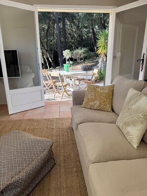 Smart-tv, bordsfotboll och ett bordtennisbord