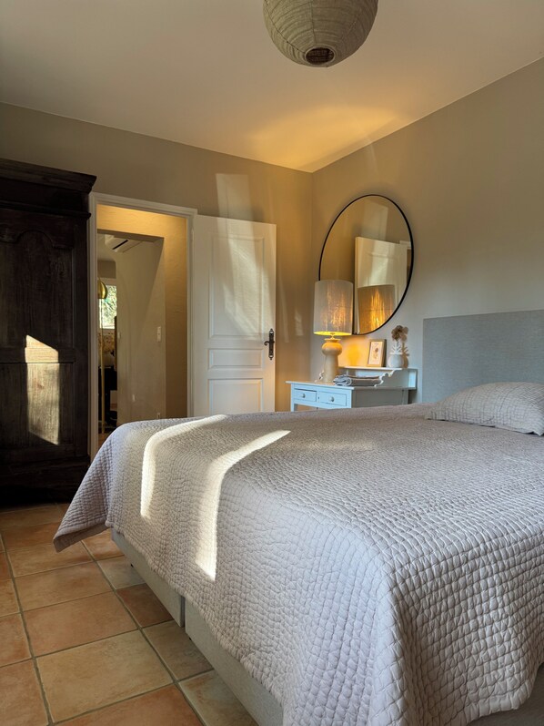 2 habitaciones, tabla de planchar con plancha, cuna de viaje y wifi 