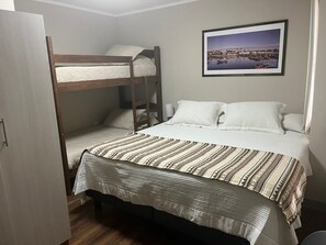 Familieværelse til 4 personer | Arbejdsområde til bærbare computere, strygejern/strygebræt, gratis Wi-Fi