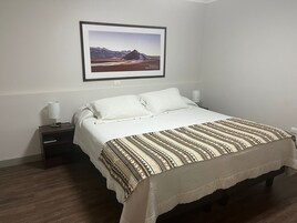 Espacio para trabajar con laptop y tabla de planchar con plancha 