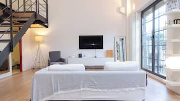 Appartamento, vista cortile | Area soggiorno | Smart TV 50 pollici con canali via cavo