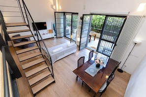 Appartement, vue cour intérieure | Coin séjour | TV connectée de 50 pouces avec chaînes par câble