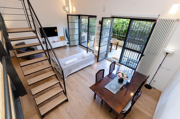Apartment, Courtyard View | Living area | 50-inch Smart TV with cable channels - VivimiHome-Esclusivo loft con terrazzo (Milan)