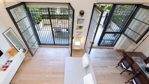 A spacious room with a large sliding glass door leading to an outdoor patio. - VivimiHome-Esclusivo loft con terrazzo (Milan)