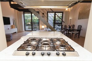 Appartement, vue cour intérieure | Cuisine privée | Grand réfrigérateur, micro-ondes, four, plaque de cuisson