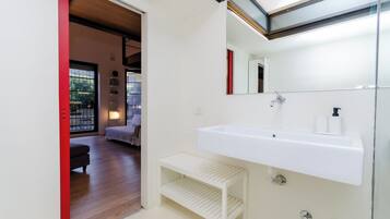 Apartamento, vista para o pátio | Banheiro | Chuveiro, produtos de toalete grátis, secador de cabelo, bidê