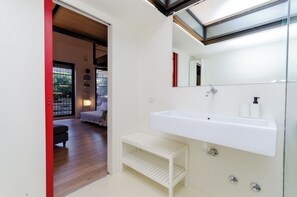 Apartment, Courtyard View | Bathroom | Shower, free toiletries, hair dryer, towels