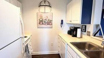 Coffee/tea maker, fridge, microwave, stovetop