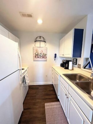 Fridge, microwave, stovetop, dishwasher