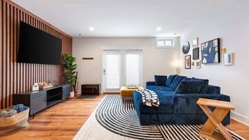 Smart-TV, Kamin, Arbeitsbereiche