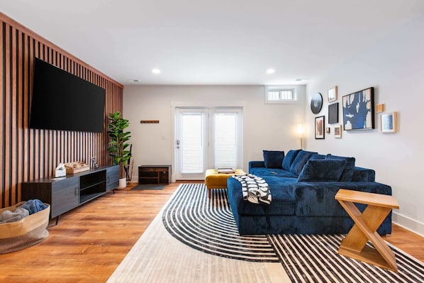 Smart TV, chimenea y oficina