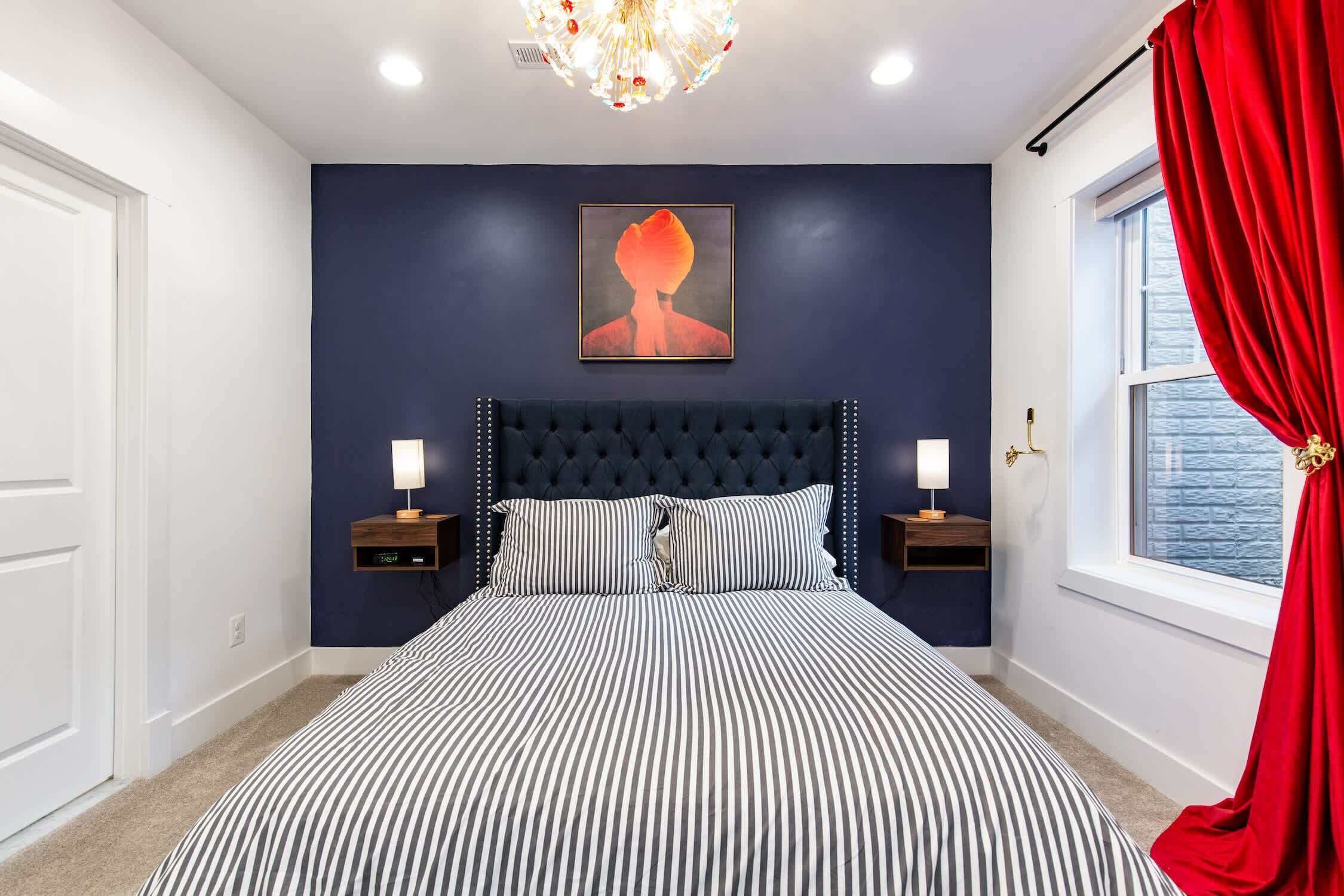 2 soverom, skrivebord, strykejern/-brett og reiseseng for barn