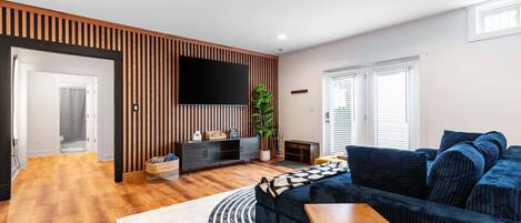 スマートテレビ、暖炉、書庫、書斎 / ワークスペース