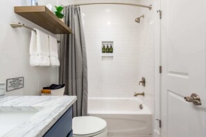 Douche, sèche-cheveux, serviettes fournies, shampoing