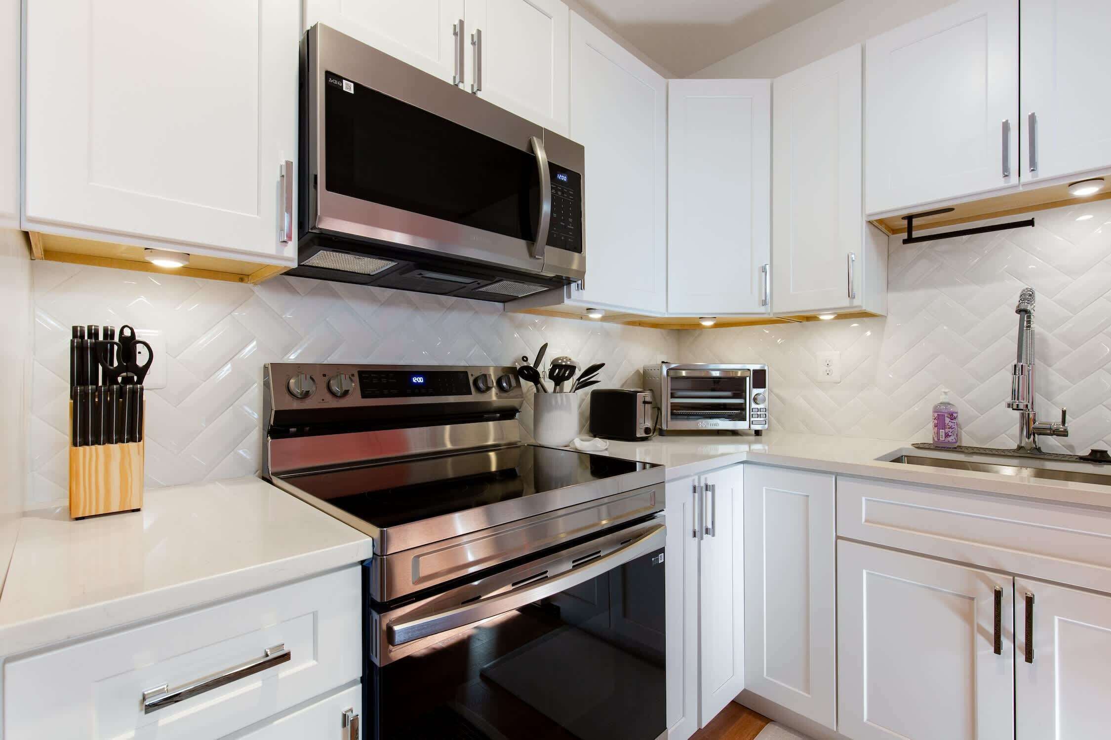 Frigorífico, microondas, horno y placa de cocina