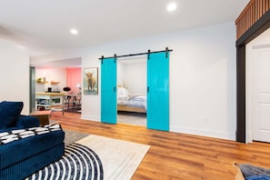 2 habitaciones, tabla de planchar con plancha y cuna de viaje