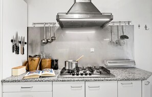 Réfrigérateur, plaque de cuisson, lave-vaisselle, cafetière/bouilloire