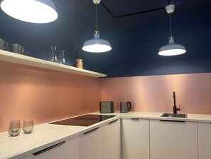 Een kookplaat, een vaatwasser