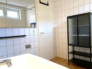 Sèche-cheveux, serviettes fournies, shampoing, papier toilette