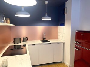 Fridge, stovetop, dishwasher, coffee/tea maker