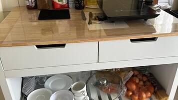 Kühlschrank, Mikrowelle, Wasserkocher mit Kaffee-/Teezubehör