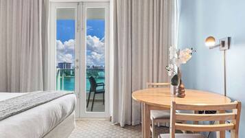 Een bureau, een strijkplank/strijkijzer, reisbedje, wifi