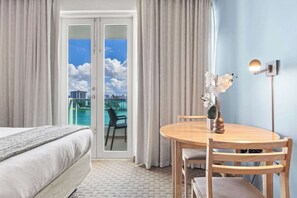 Schreibtisch, Bügeleisen/Bügelbrett, Reisekinderbett, WLAN