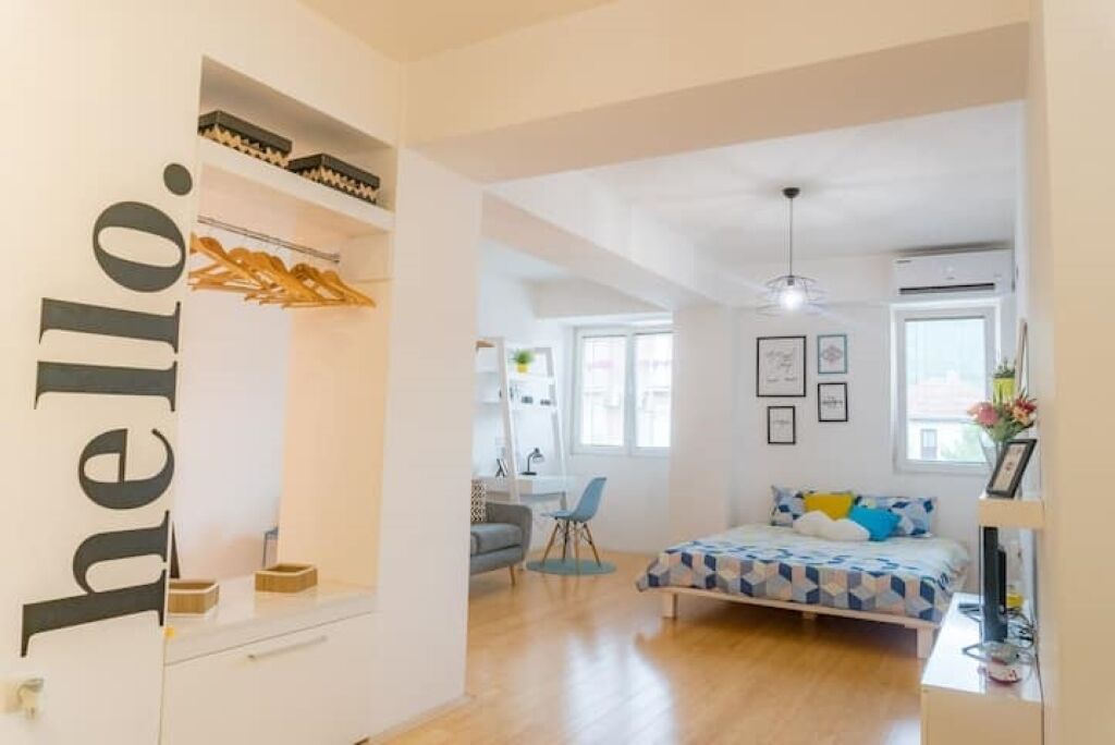 Planxa i posts de planxar, wifi i roba de llit 