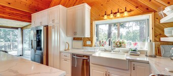 Wraparound Deck & Grill: Wrightwood Cabin Near PCT