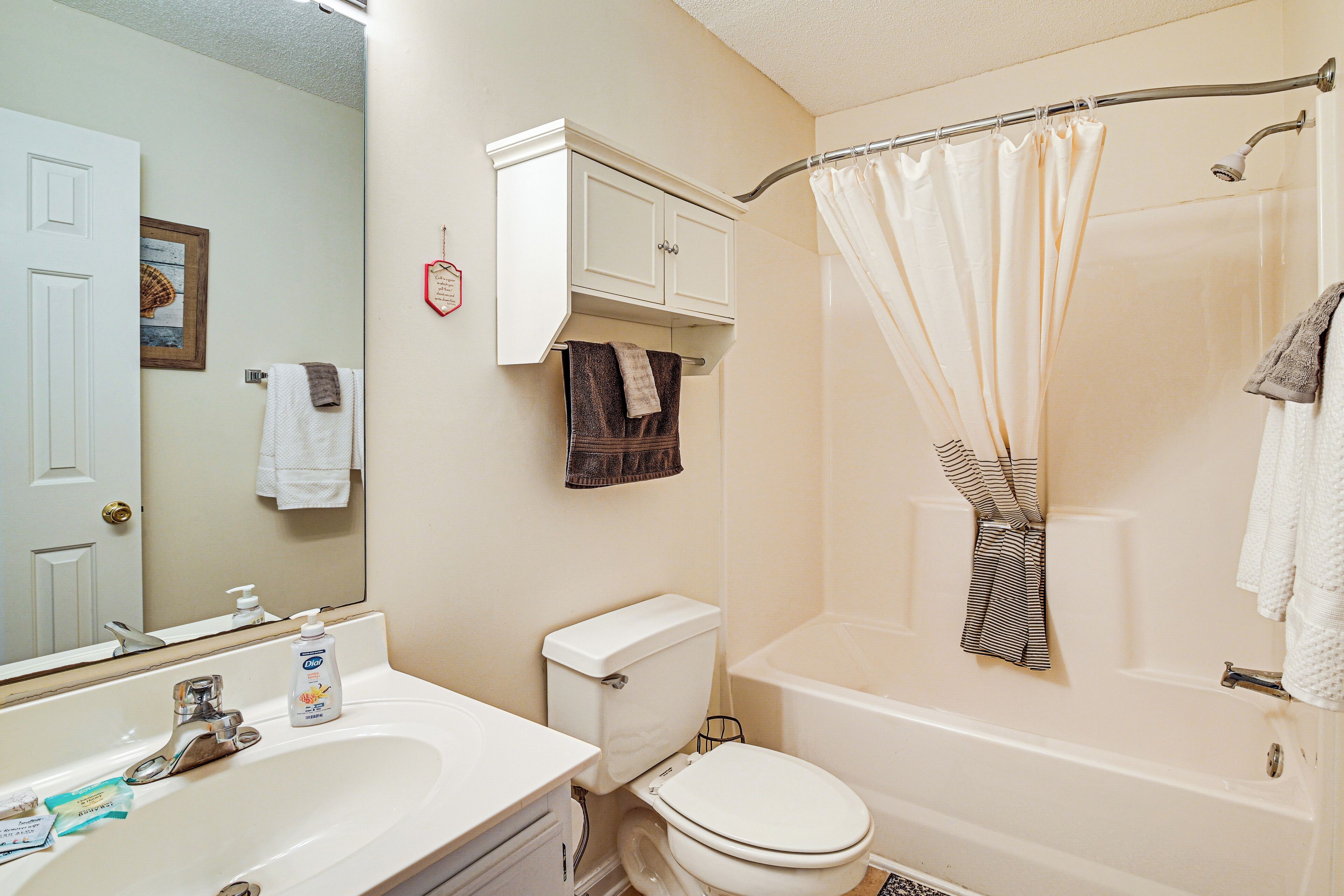 Un baño con inodoro, lavabo y bañera.