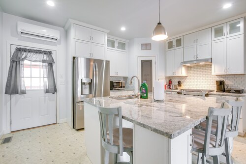 4 Mi to Lake Logan: Hocking Hills Apartment