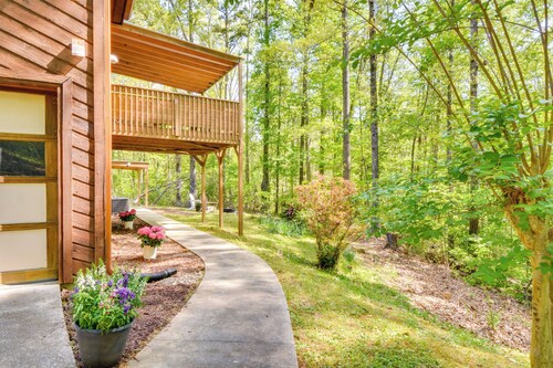 2 Mi to Toccoa Falls: Cozy Getaway w/ Yard!