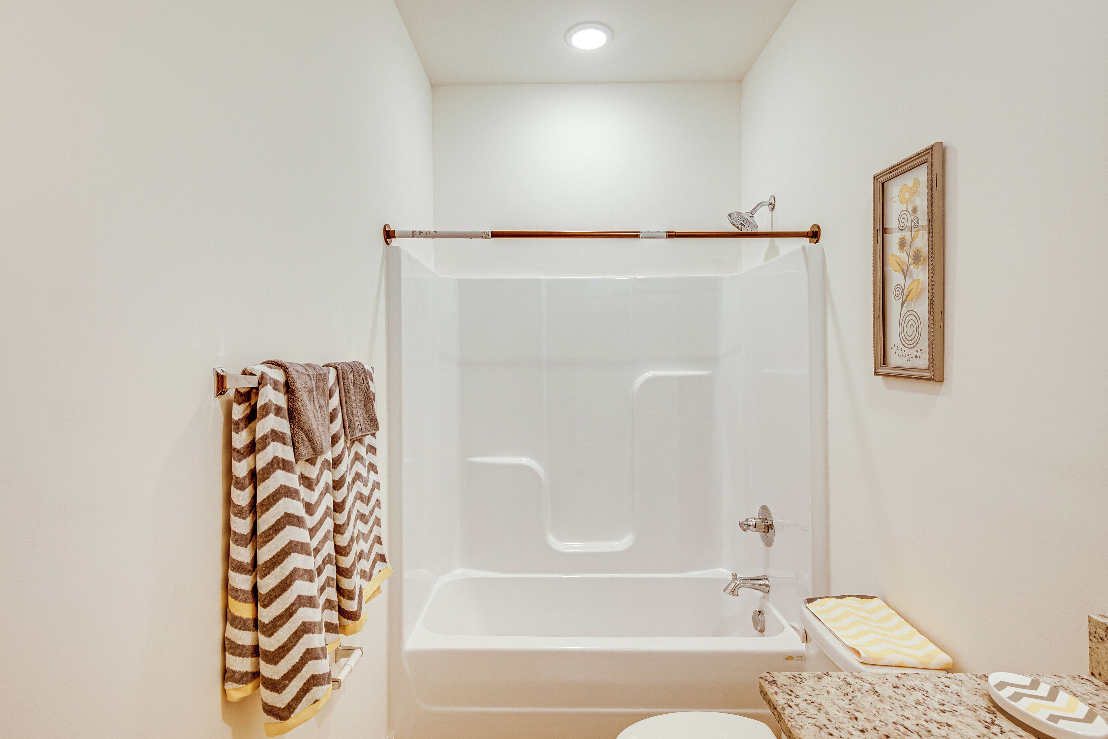 Un baño con ducha, inodoro y lavamanos.