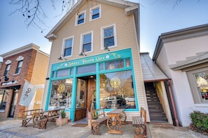 Apartment (2 Bedrooms) | Front of property - Family-friendly Main St Gloucester Apt w/ Balcony! (Gloucester)