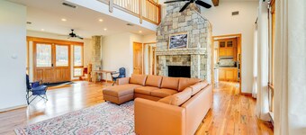 6 Mi to Lewisville Lake: Spacious Ranch Home