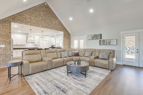 7 Mi to Talladega Superspeedway: Home w/ Lake View