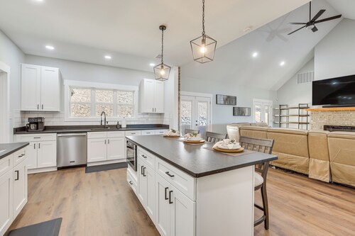 7 Mi to Talladega Superspeedway: Home w/ Lake View