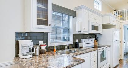 Pool Access + Views: Serene Cottage at Lake Norman