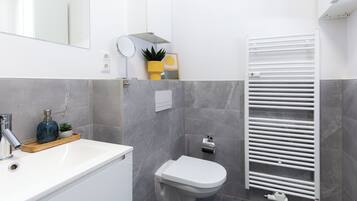 Haartrockner, HandtĂŒcher, Seife, Shampoo