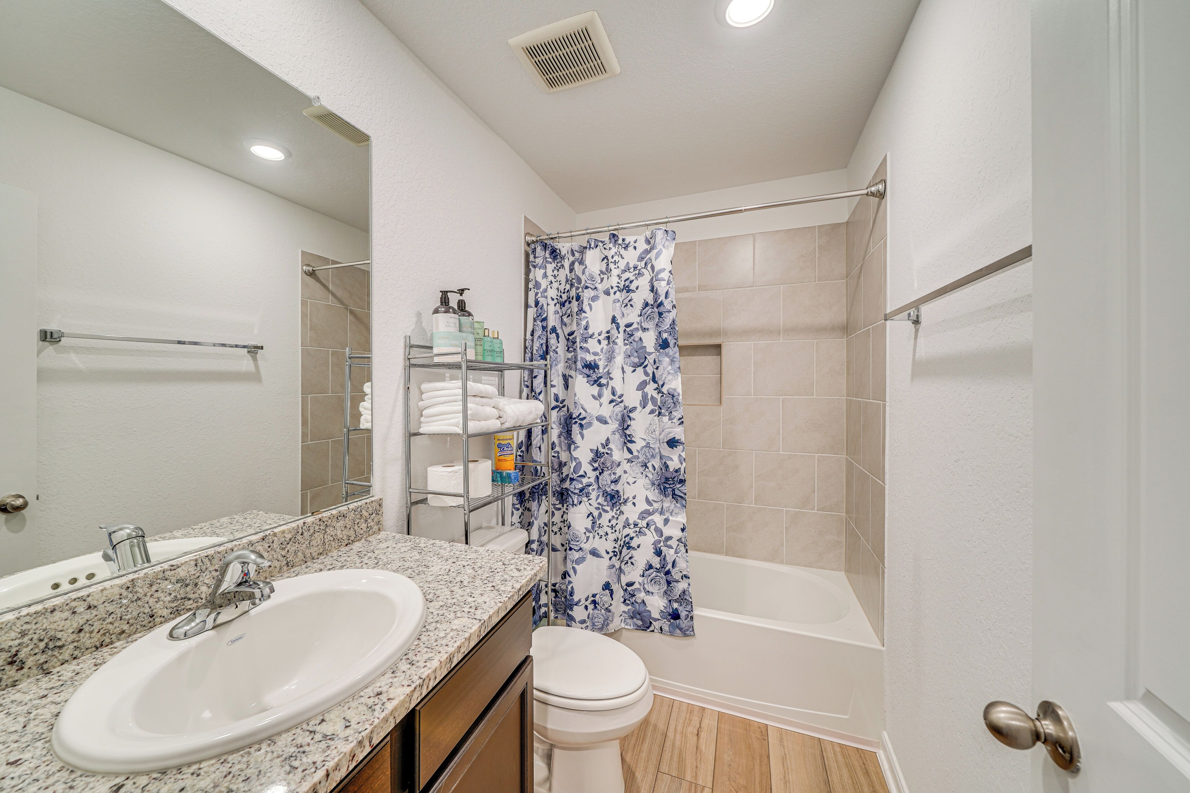 Une salle de bain équipée d’un lavabo, de toilettes, d’une douche et d’un porte-serviettes avec des serviettes.