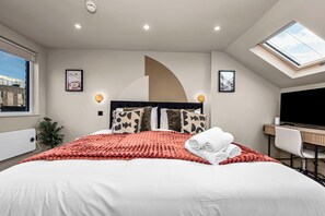 Desk, iron/ironing board, travel crib, WiFi - Radiant Studio Nook with Full Kitchen (London)