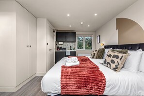Desk, iron/ironing board, travel crib, WiFi - Radiant Studio Nook with Full Kitchen (London)
