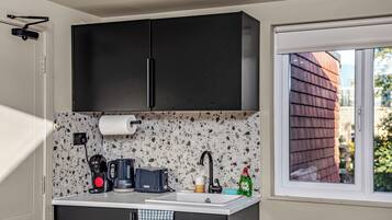 Fridge, oven, stovetop, coffee/tea maker