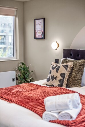 Desk, iron/ironing board, travel crib, WiFi - Radiant Studio Nook with Full Kitchen (London)